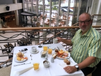 2017 05 11 Frühstück im netten Atrium des Grand Hotel Portoroz
