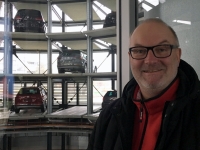 2017 02 27 Wolfsburg Autostadt Auffahrt Glasturm mit unserem Auto im Hintergrund
