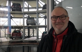 2017 02 27 Wolfsburg Autostadt Auffahrt Glasturm mit unserem Auto im Hintergrund