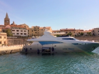 Tolle Yacht im Hafen von Alghero