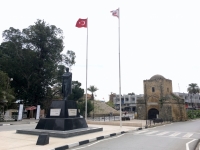 Denkmal Atatürk und Kyrenia Tor