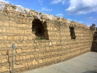 Vorbeifahrt an Stadtmauer