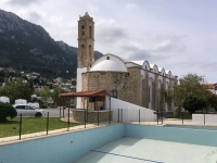 Kirche mit Pool
