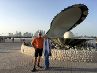 2018 04 08 Doha Corniche mit Perlendokument