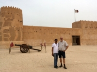2018 04 08 Doha Fort Al Zubara mit Fahrer Jamal