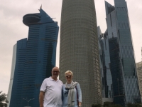 Vor dem Doha Tower mit 238 Meter Höhe