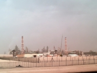 Raffinerie mitten in der Wüste
