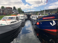 Wartende Boote im Kanal