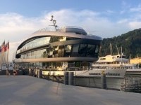 Seehafen in Bregenz mit futuristischem Schiff