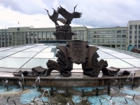 Brunnen am Unabhägigkeitsplatz mit Wappen