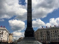 Siegesplatz mit Obelisken und Flamme
