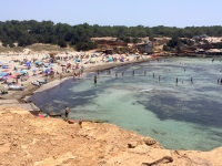Strand von Cala Saona mit kurzem Meerbesuch