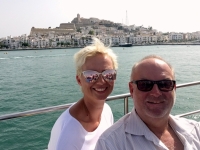 Einfahrt in den Hafen von Ibiza mit Burg