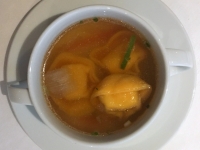 Suppe Gemüse Bouillon und Ricotta Tortellini
