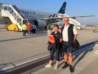 2018 07 28 Reiseweltteam vor dem Charterflugzeug