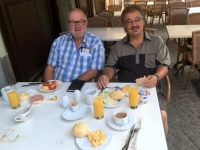2018 08 31 Eger Hotel Offi Haz Frühstück im Freien