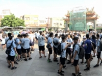 2018 09 26 Tainan hunderte Schüler vor Tempel