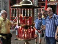 2018 09 24 Taipei Longshan Tempel Kerze entzünden