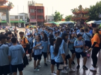 Hunderte Schüler vor dem Tempel