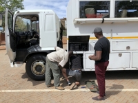 Reparatur unseres Trucks bei der Grenze nach Botswana
