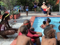 2018 10 24 Maun Sedia Riverside Lodge Bademeister überblickt Schwimmkurs