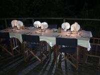 2018 10 25 Okawango Delta wunderschön gedeckte Tische für Abendessen