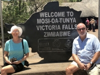 2018 10 29 Victoria Fälle Eingang mit Unesco Tafel