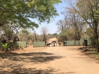 Einfahrt in die Maramba Lodge in Sambia