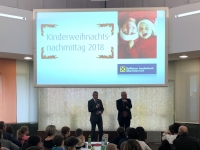 2018 12 03 RLB OÖ Kinderweihnachtsfeier GD Dr Schaller begrüsst im Raiffeisensaal