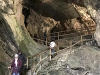 Aufgang zur oberen Burghöhle