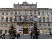 Palazzo del Lloyd Triestino in der Dämmerung