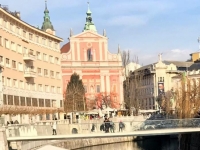 Blick über den Fluss Ljubljanica zur Franziskanerkirche