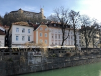 Blick über den Fluss Ljubljanica zur Promenade und Burg