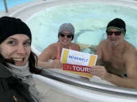 Reisewelt Team vor und im Pool mit Sonnenbrille