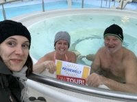 Reisewelt Team vor und im Pool ohne Sonnenbrille