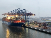 Löschen eines Containerschiffes
