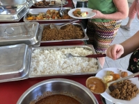Mittagsbuffet mit Fisch Huhn und Reis