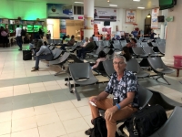 Warten am Flughafen Banjul