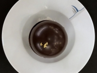 Dessert Schokoladekugel mit Mangogelee ohne Schokosauce