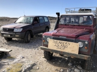2019 03 06 Saunders Island Souveniershop im Range Rover