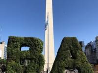 Obelisk mit neuem Baumschriftzug