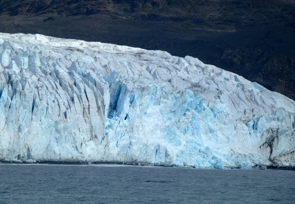 Der Gletscher hat erst vor kurzem gekalbt