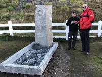 2019 03 10 Grytviken_mit Kapitän am Grab von Shackleton