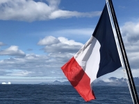 Eisberg mit französischer Flagge