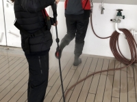 2019 03 10 Südgeorgien nach der Rückkehr von der Saint Andrews Bay Reinigung der Stiefel am Schiff
