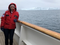 2019 03 11 Riesiger Eisberg mit 400 m Länge bei der Ausfahrt aus dem Draygulsky Fjord