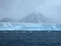 Riesiger Eisberg mit 400 m Länge bei der Ausfahrt aus dem Draygulsky Fjord