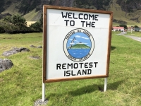 Bekanntes Schild von der entlegensten bewohnten Insel der Welt