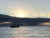 2019 03 16 Sonnenaufgang vor Tristan da Cunha mit Segelschiff