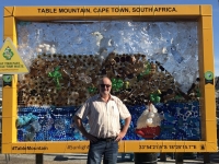 2019 03 23 Waterfront Plastikflaschen zeigen den Tafelberg